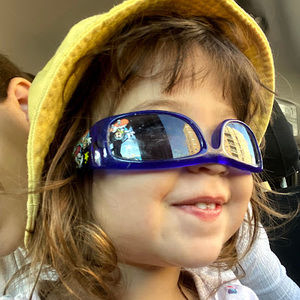 Meet your Posher, Emi